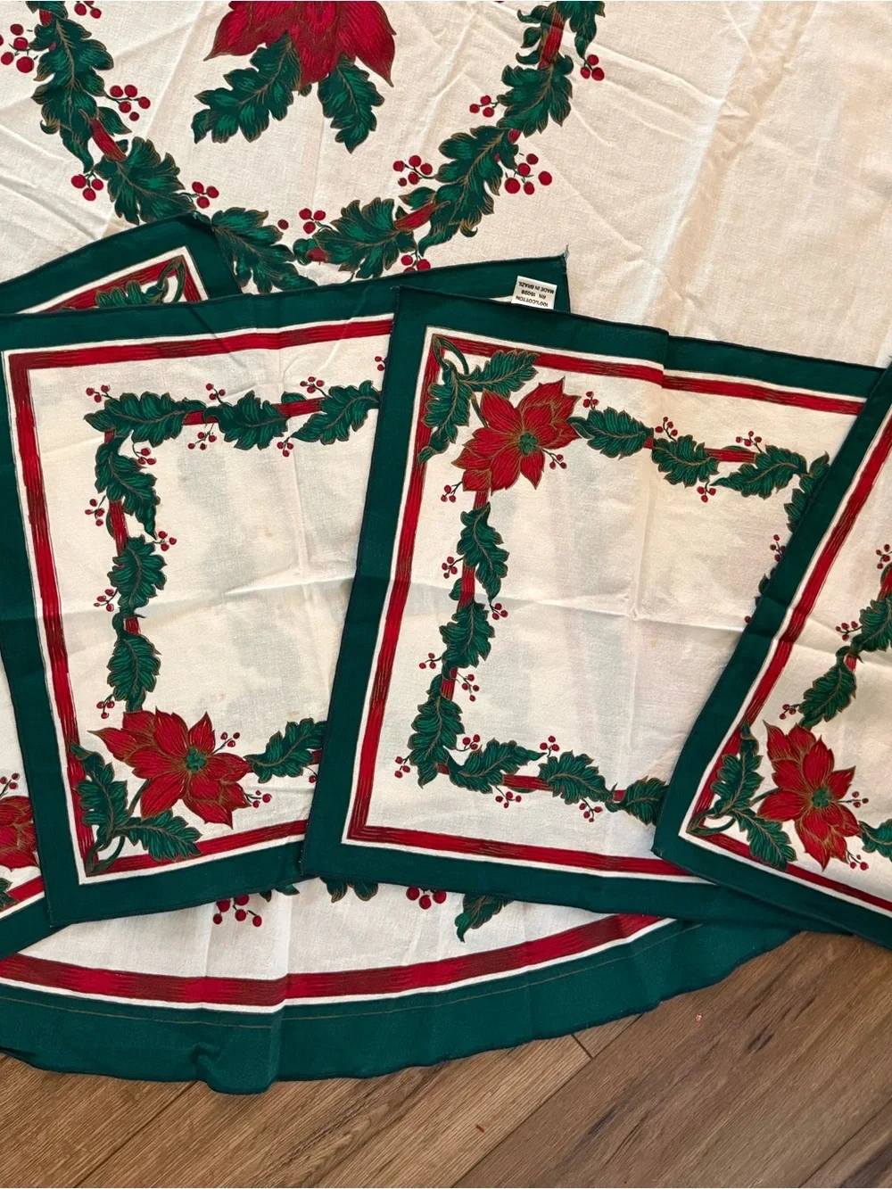 Holiday Poinsettia Oval Tablecloth and 4 Napkins - Cream and Red